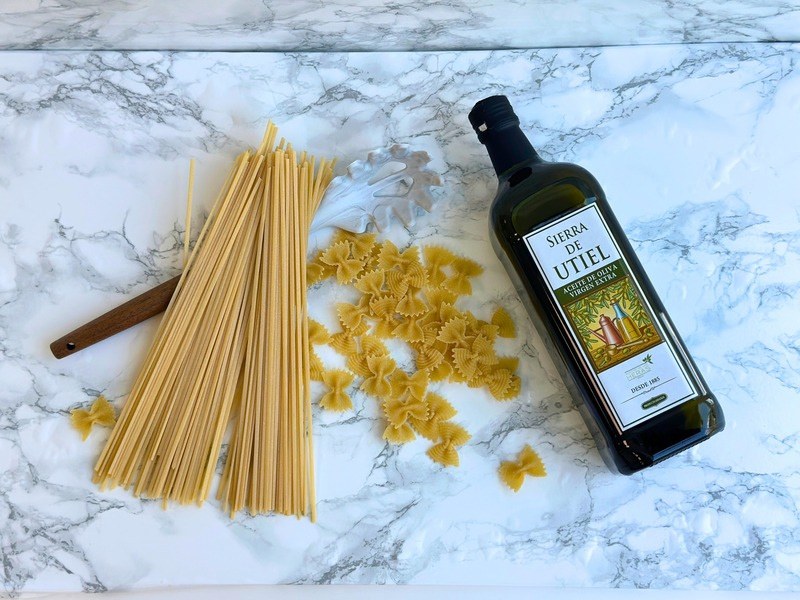 Olivenolje og pasta på marmorbenk
