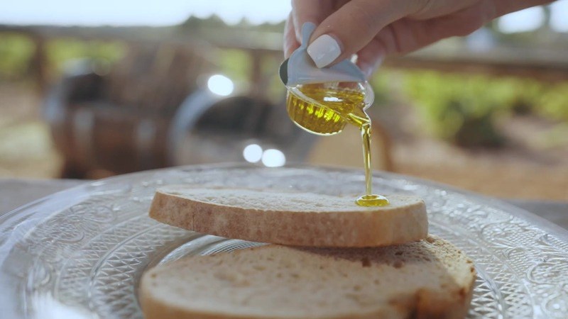 Olivenolje servert med brød
