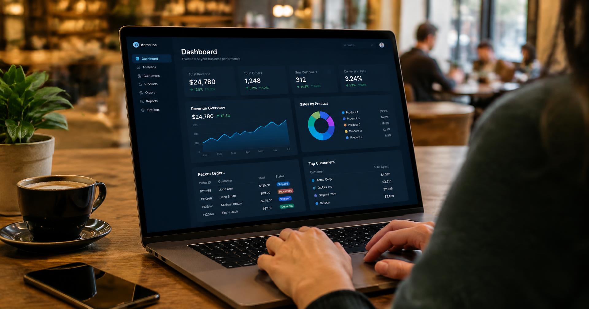Arbeidsplass med laptop som viser datavisualisering